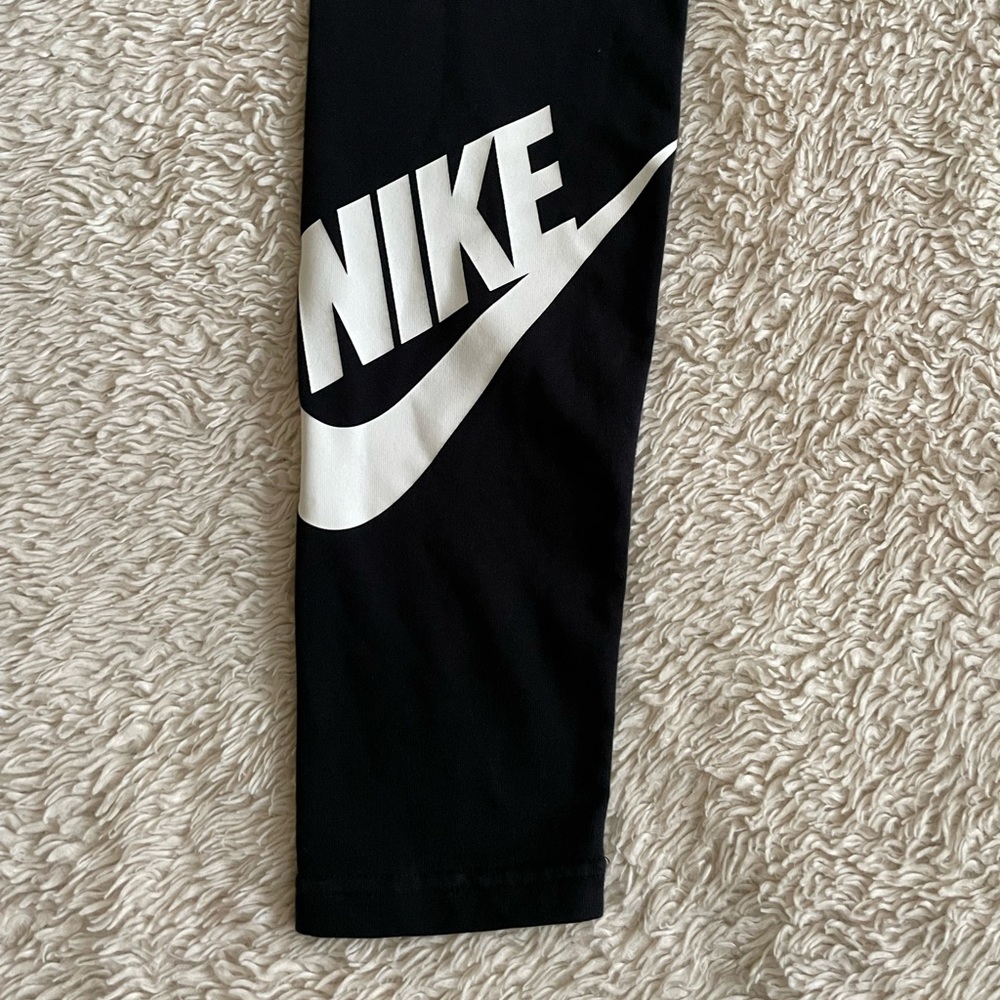 Nike Sportswear Essential High Rise Leggings - Picture 5 of 10